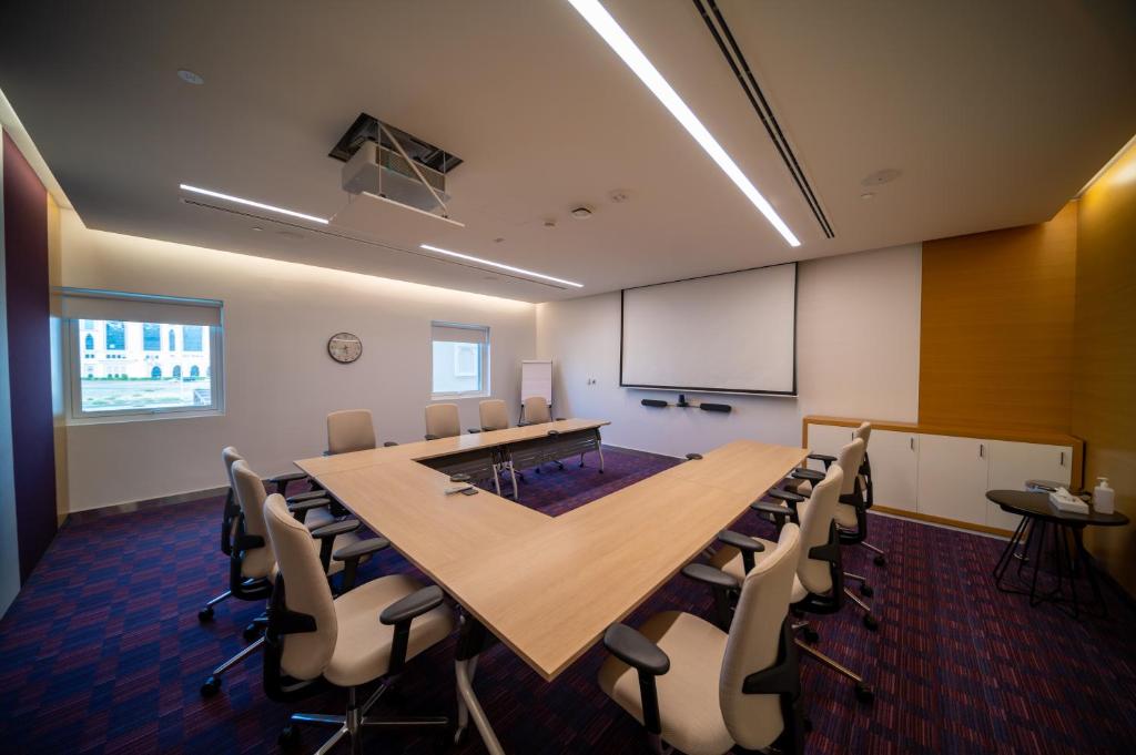 Premier Inn Dubai Al Jaddaf - An Emirates Group Company — Hotel building in Dubai