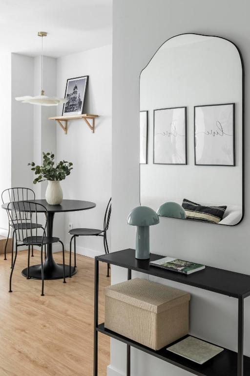 Cozy 2 bedroom apartment with patio - 4