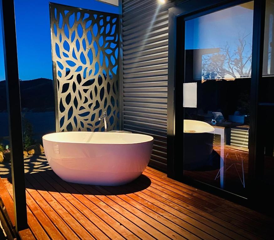 Celestine - 1 Bed Cabin with Outdoor Bath - Kundalini Lodge, Grattai