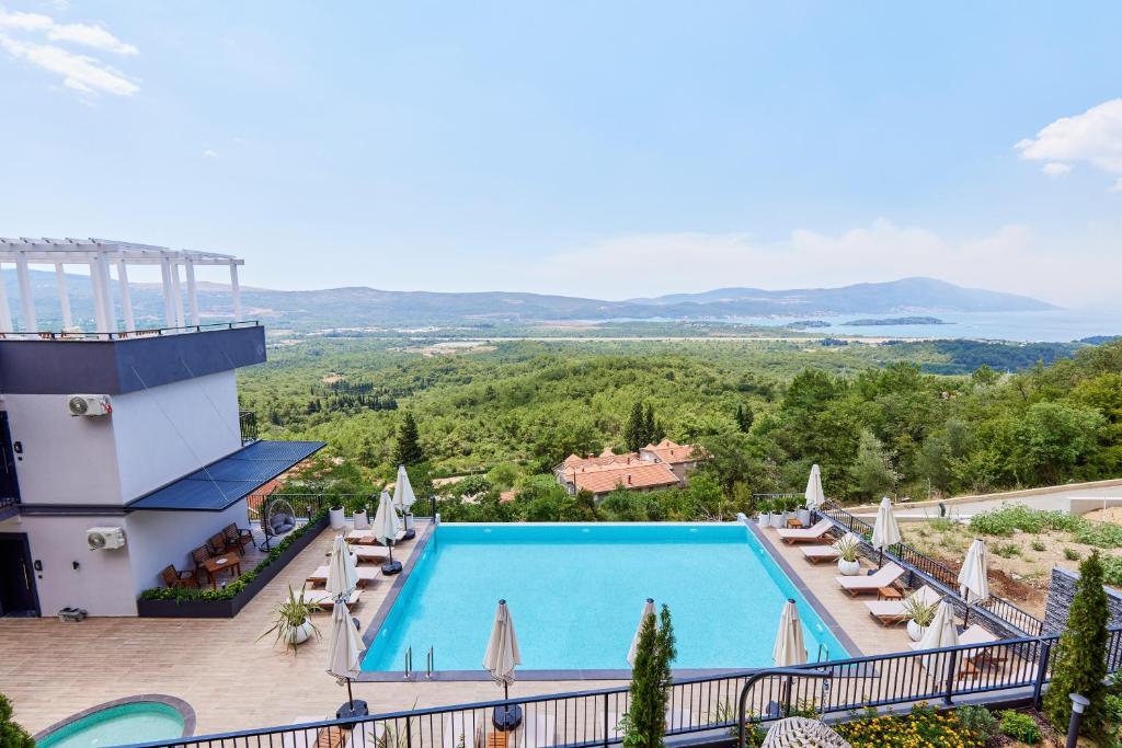 Bayview Hills Luxury Residences - 3