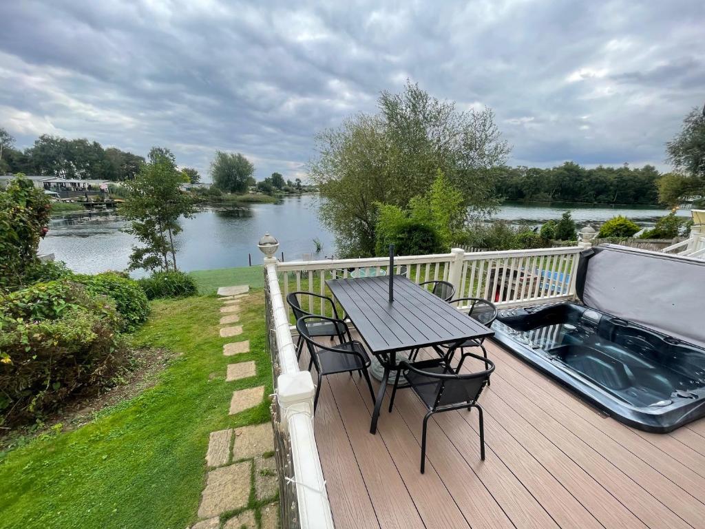 Lakeside Retreat 3 with hot tub, private fishing peg situated at Tattershall Lakes Country Park, Tattershall