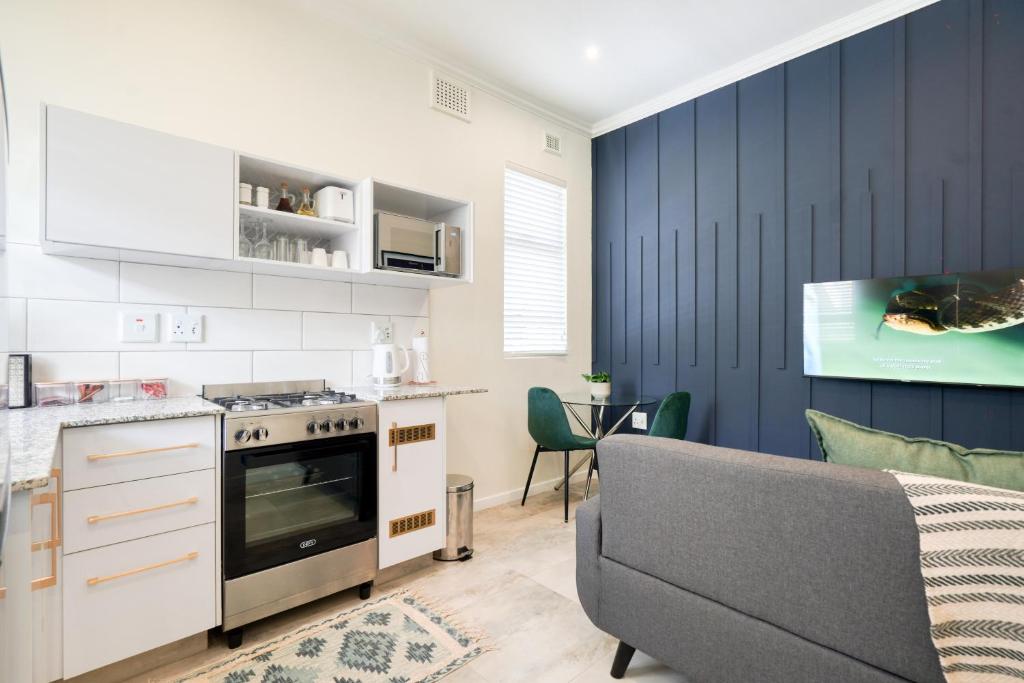 Hampton Collection - Contemporary 3 Sleeper Apartment with Pool, Durban