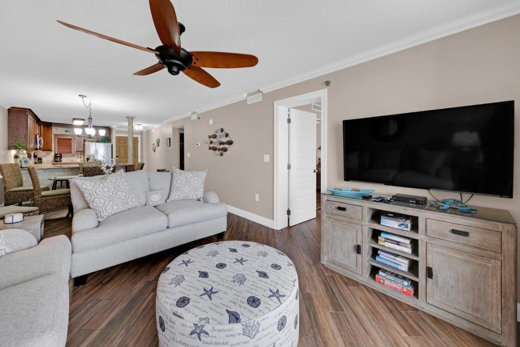 Updated Sixth floor Gulf Front Property with Washer and Dryer, Destin