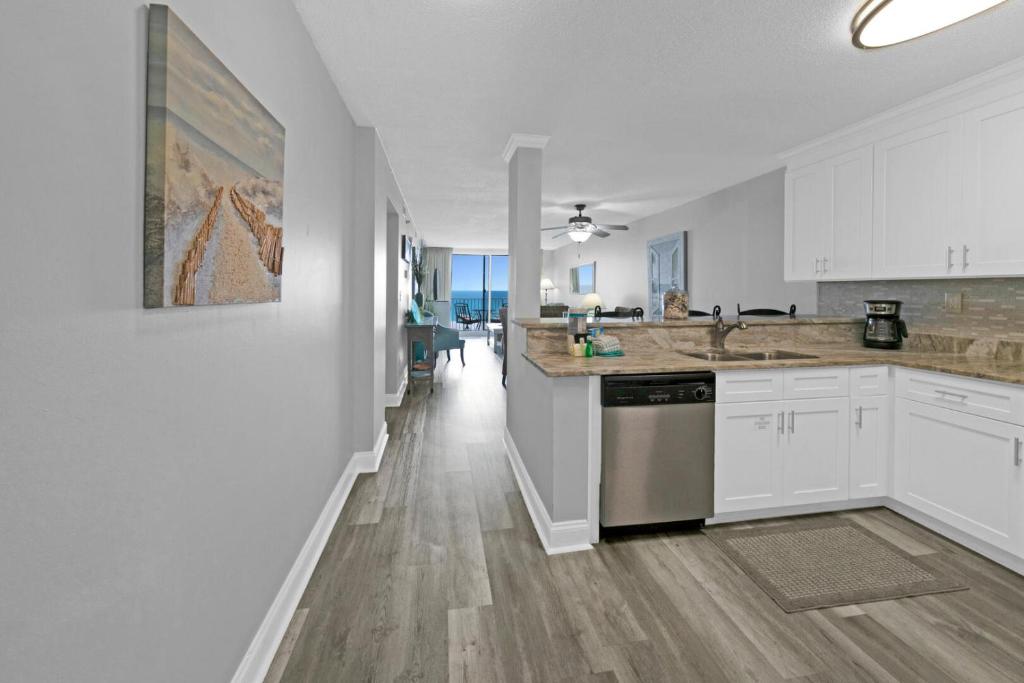 Destin on the Gulf 404 - Amazing Views just Steps away from the Beach, Destin