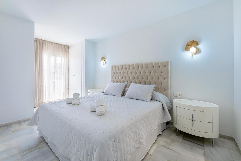 Apartment in Puerto Marina with Sea Views, FIRST LINE, Holiday Rentals Apartment - 4