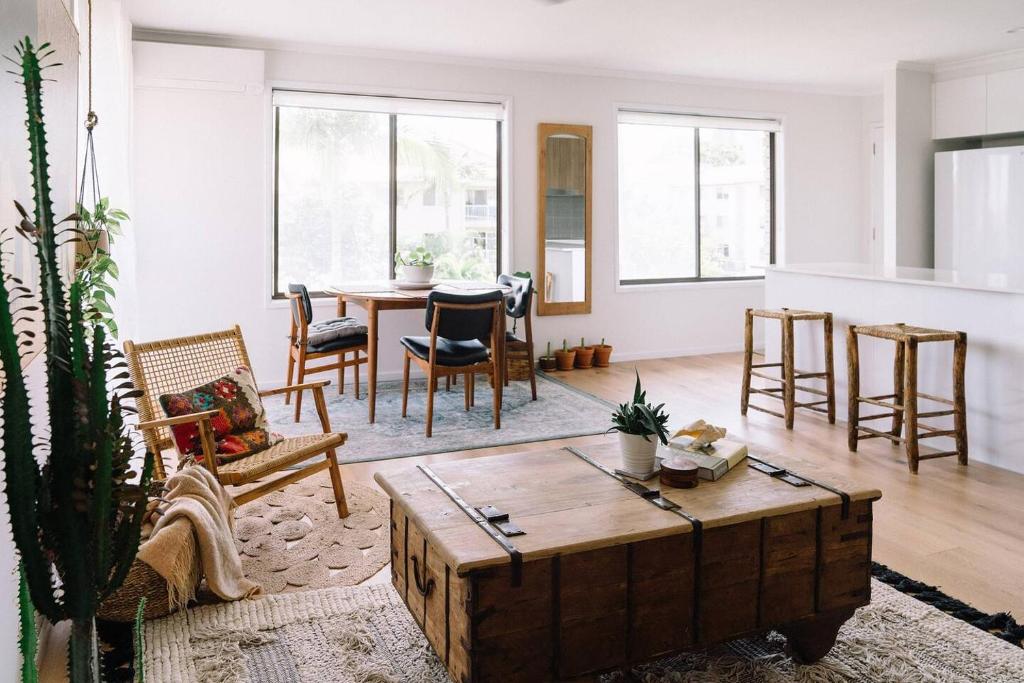 Breezy Bohemian Abode - Minutes from Burleigh Beach, Gold Coast
