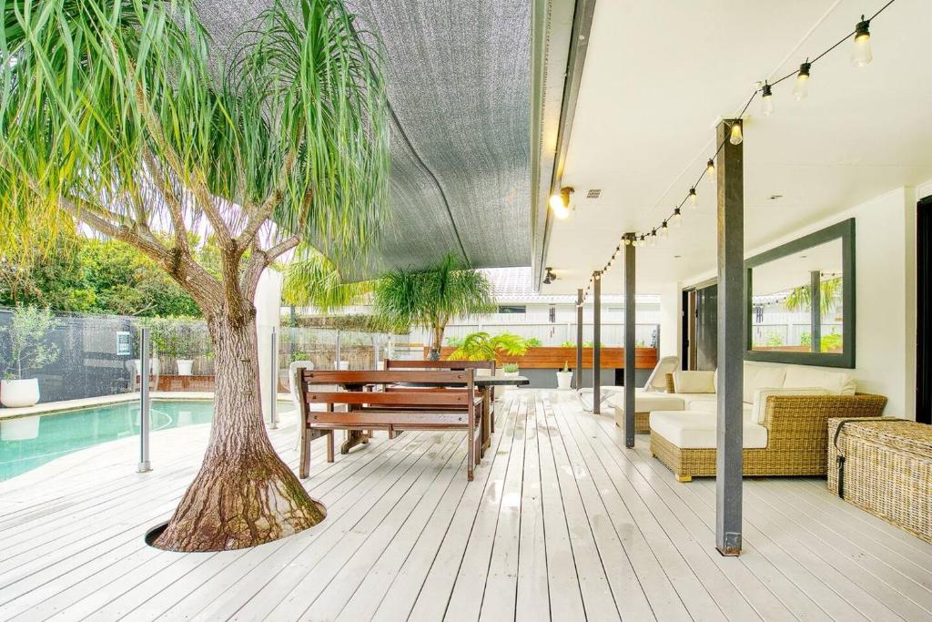 Sunny Days Poolside at an Entertainer's Oasis, Gold Coast