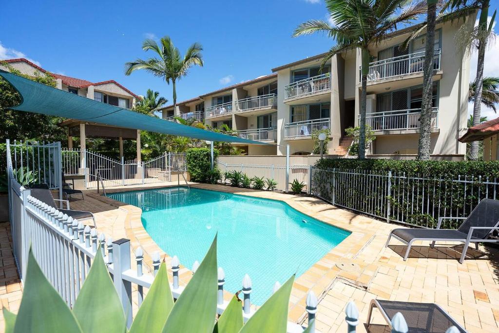 Hola Kirra - Ocean Blue Beachfront Oasis with Balcony, Gold Coast