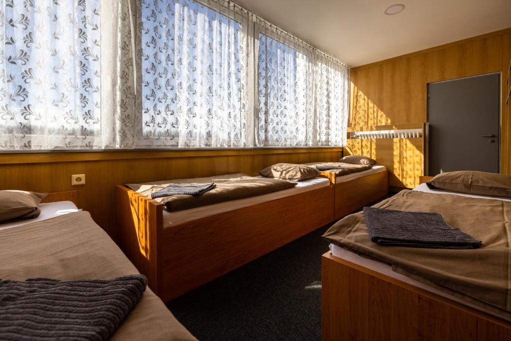 1. Hotel a ..