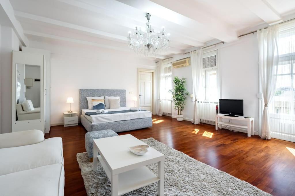 Mozzafiato by the River Studio, Bukurešť