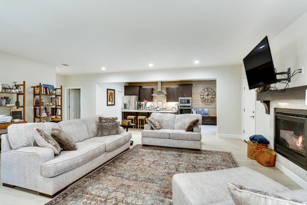 Modern Redding Home - 7 Mi to Sundial Bridge!