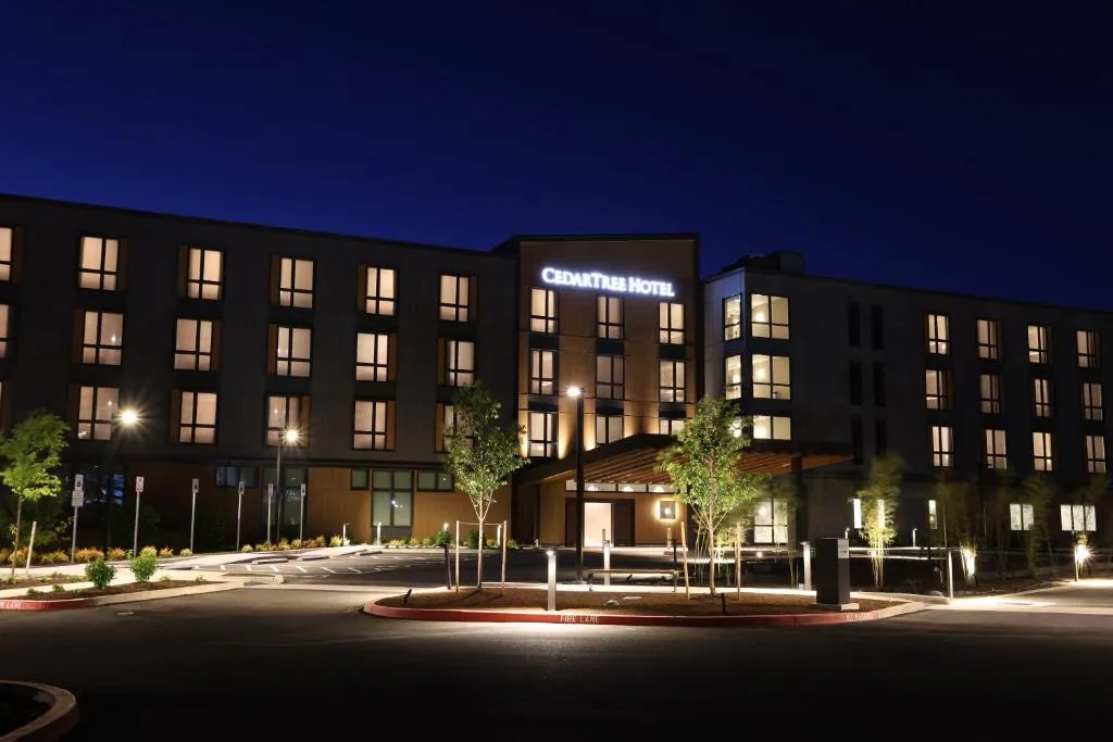 Cedartree Hotel Portland Hillsboro，位于希尔斯伯勒的酒店