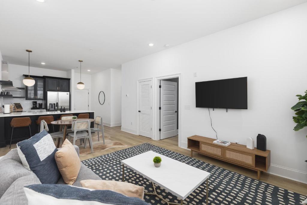 Close to Broadway and Walkable Area with 4 Beds, 2 Bedrm, Nashville