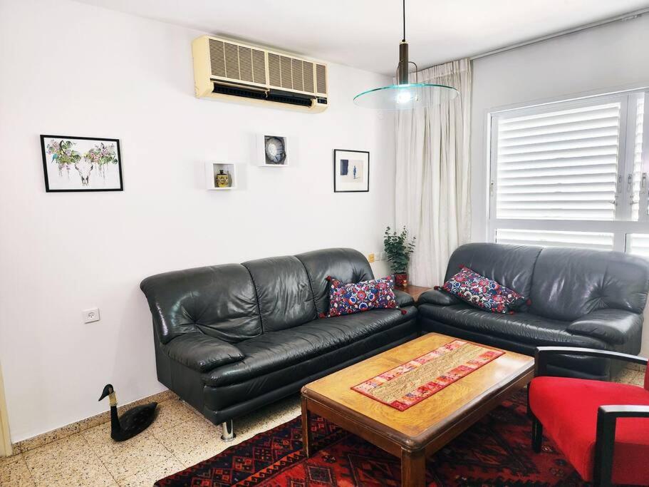 Spacious & Homely Retreat at the Diamond District, Tel Aviv