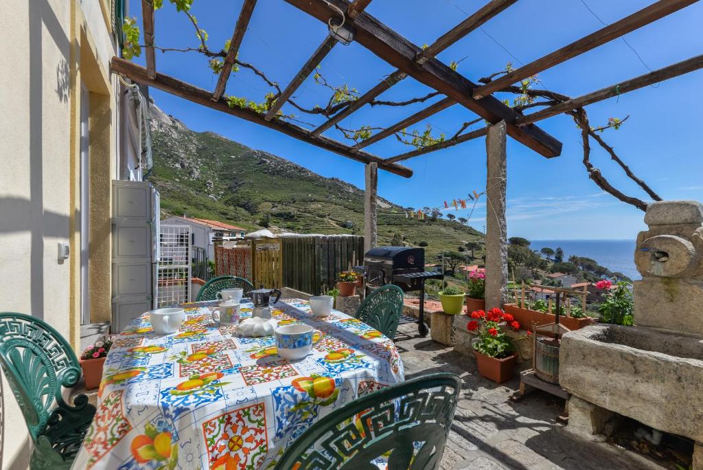 Casa Ebaté, Chiessi