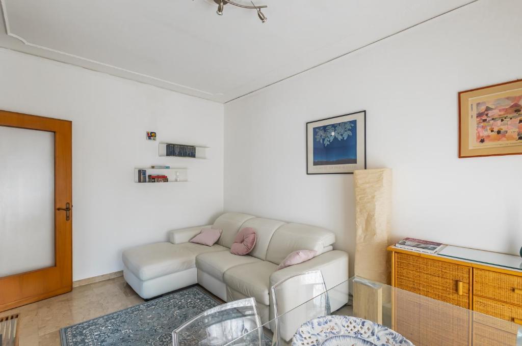 GuestHost - Kris- Mestre Bright Apartment with Parking! - 3