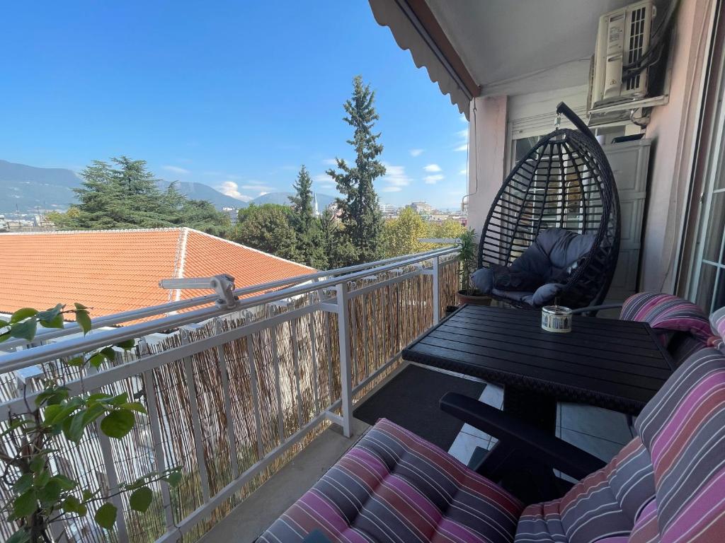 Pine-Tree Spacious 2 BDR Apartment near Tanners' Bridge with hot tub, Tirana