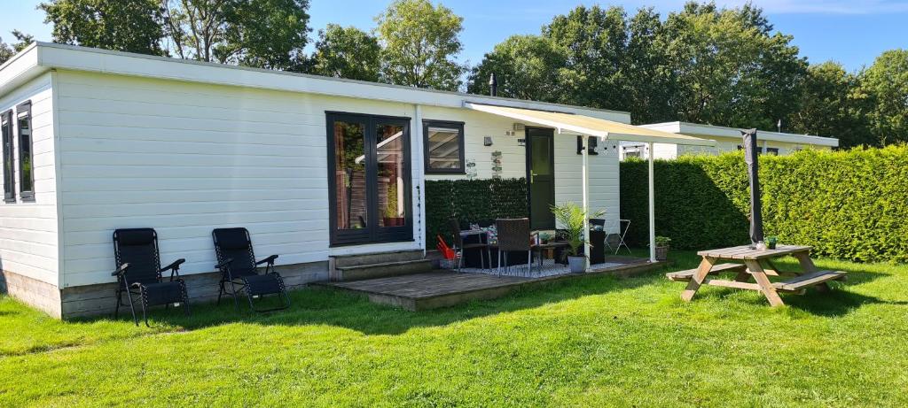 Gezellige chalet met grote privétuin., Dronrijp