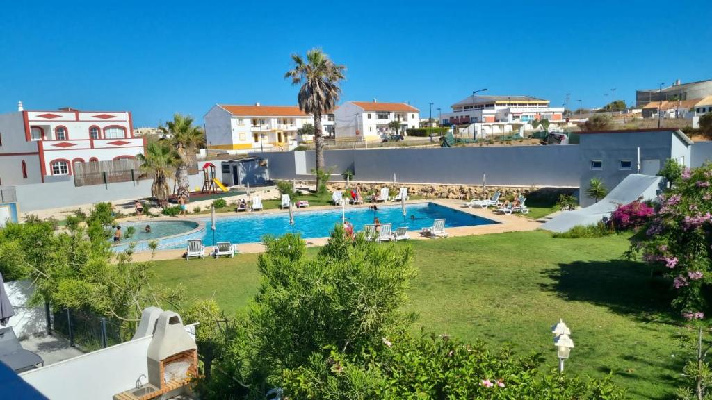 ENJOY POOL, BEACH and more at this nice apartment only 3 minutes from Mareta's Beach, Sagres