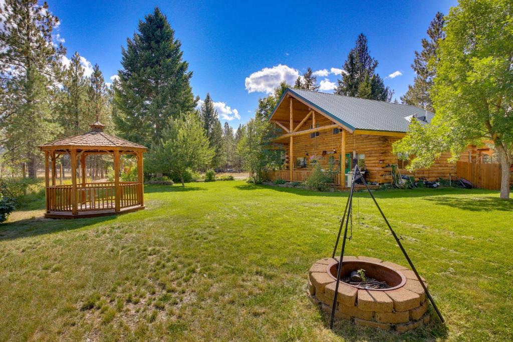 Libby Home with Mountain Views Gazebo and Fire Pit!, Libby
