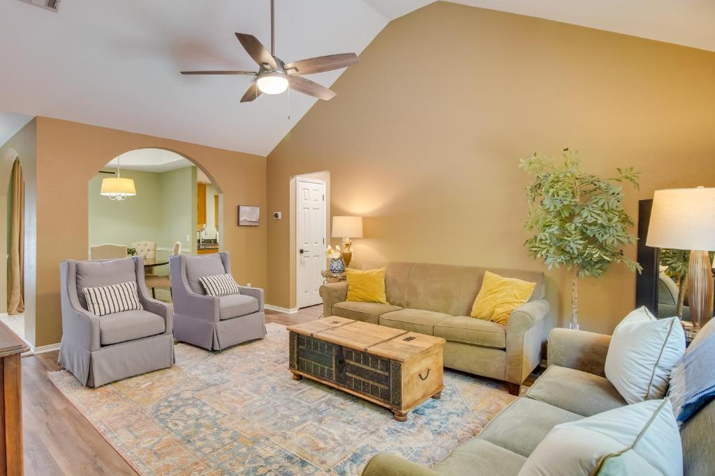 Charming Arkansas Retreat with Deck, Near Downtown!, Fayetteville