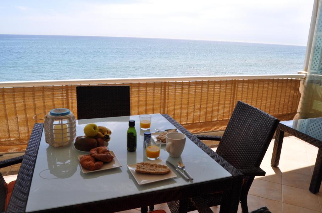 Magnificent Front Sea Views Apartment - 4