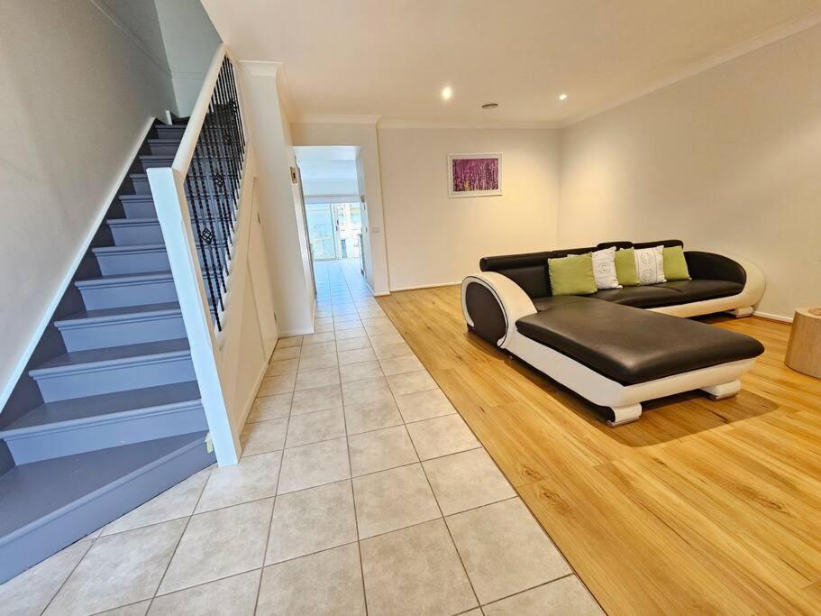 3 Bedrooms Townhouse, Taylors Lakes 3038