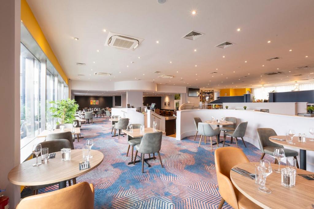 ホリデイ イン カーディフ シティ バイ IHG (Holiday Inn Cardiff City By IHG) レストラン
