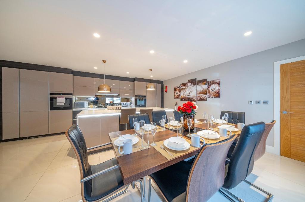 *RA7C* For your most relaxed & Cosy stay + Free Parking + Free Fast WiFi *, Batley