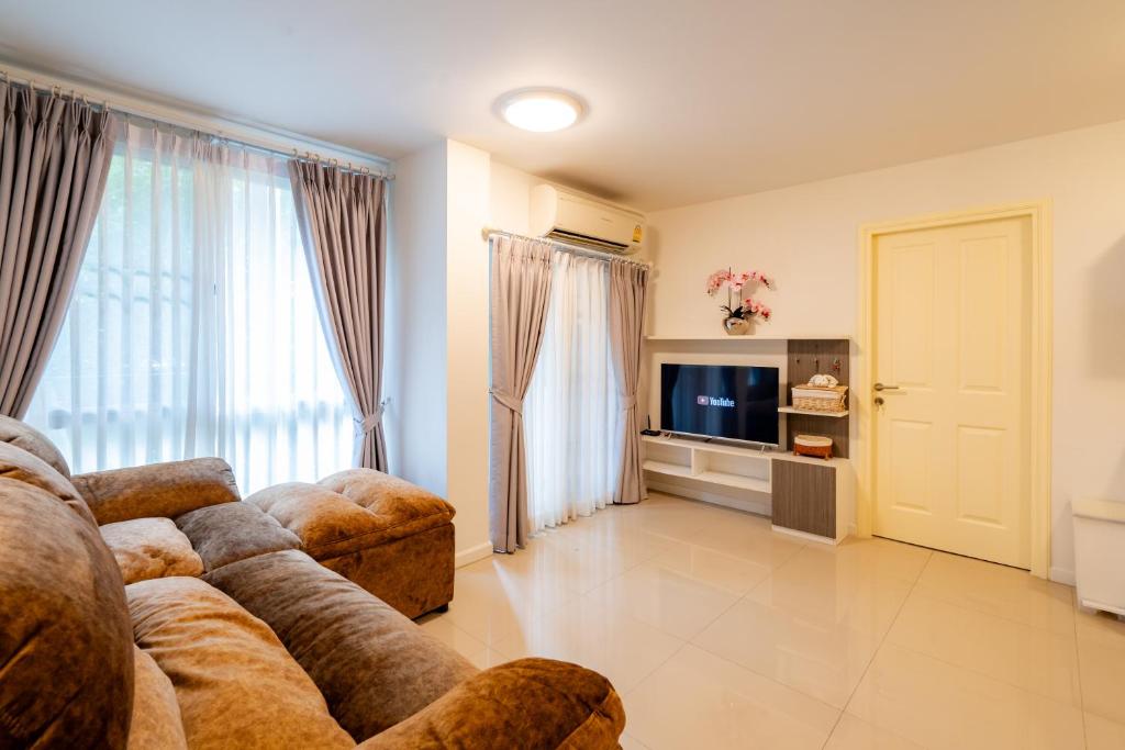 Luxury 2 bedroom Condo Old city