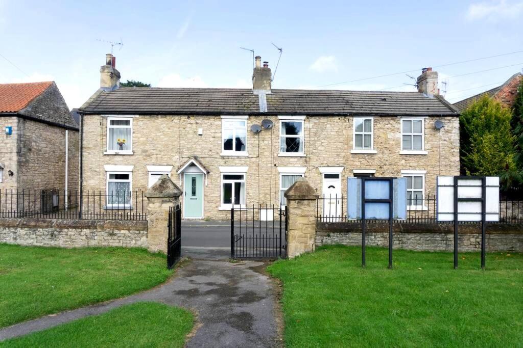 Cosy Country Escape | Fireplace & Views | Leeds & York, Leeds