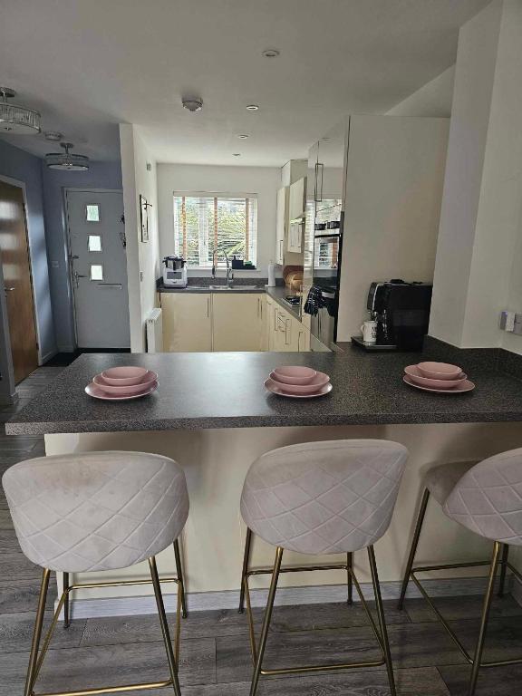 Entire 2 Bedroom House Modern Stylish Luxury - photo 4