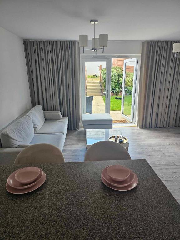 Entire 2 Bedroom House Modern Stylish Luxury - photo 2