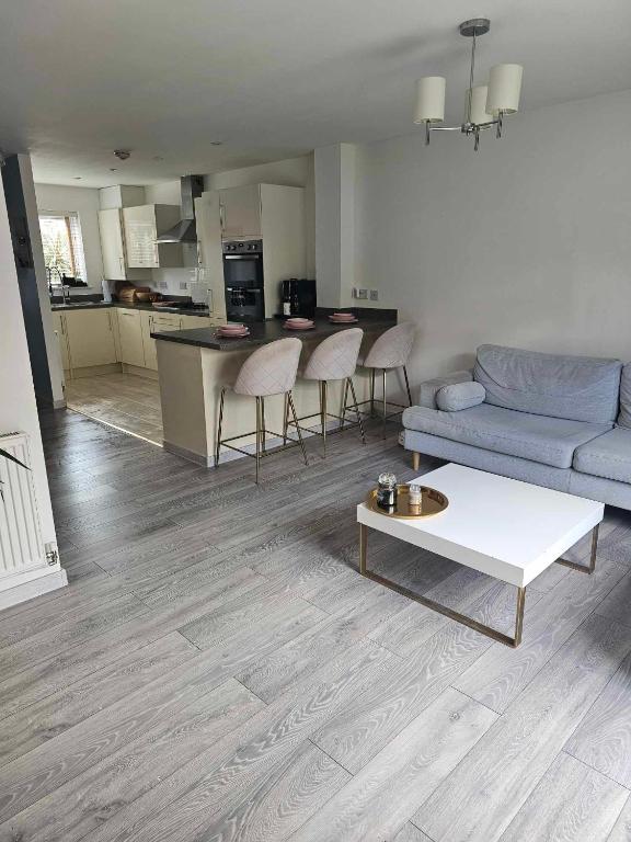 Entire 2 Bedroom House Modern Stylish Luxury photo 6
