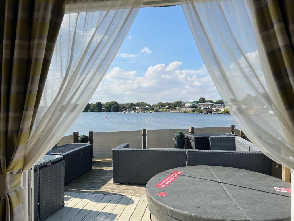 Lake View with Private Hot Tub at Tattershall Lakes, Tattershall