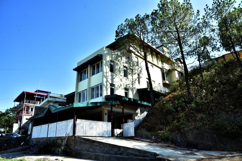 Sumer Hotel, Sarahan