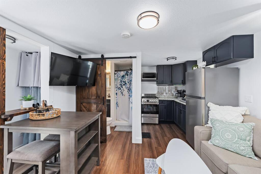 Cozy Tiny House on Main Street. Fully Renovated., Dublin