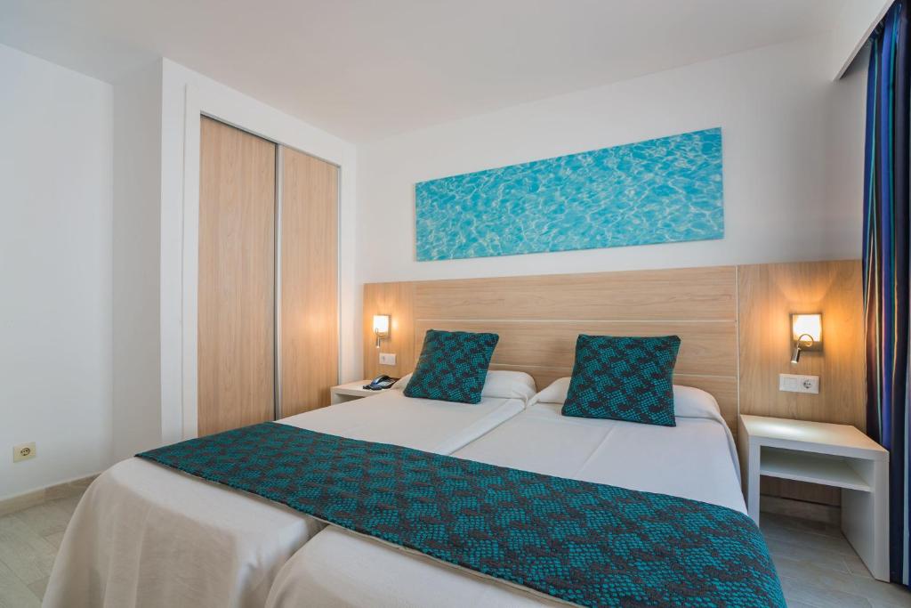 Aparthotel Holiday Center — Hotel rooms in Santa Ponca, Balearic Islands