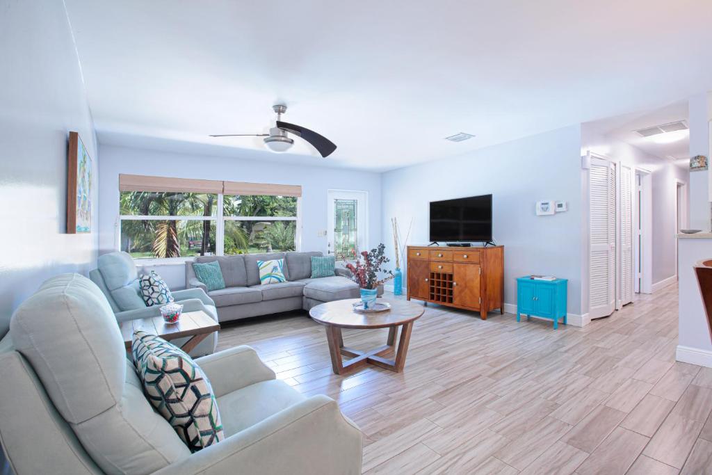 Beautiful home with pool and outdoor space, West Palm Beach