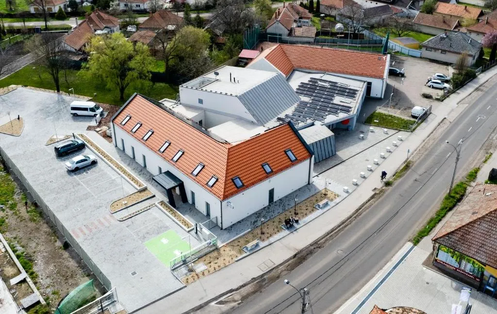 Eleven Business & Sport Hotel，位于Jászárokszállás的酒店