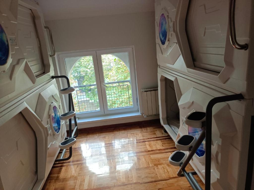 panda Victor Space Capsule Hostel-Neo Nomad - 2