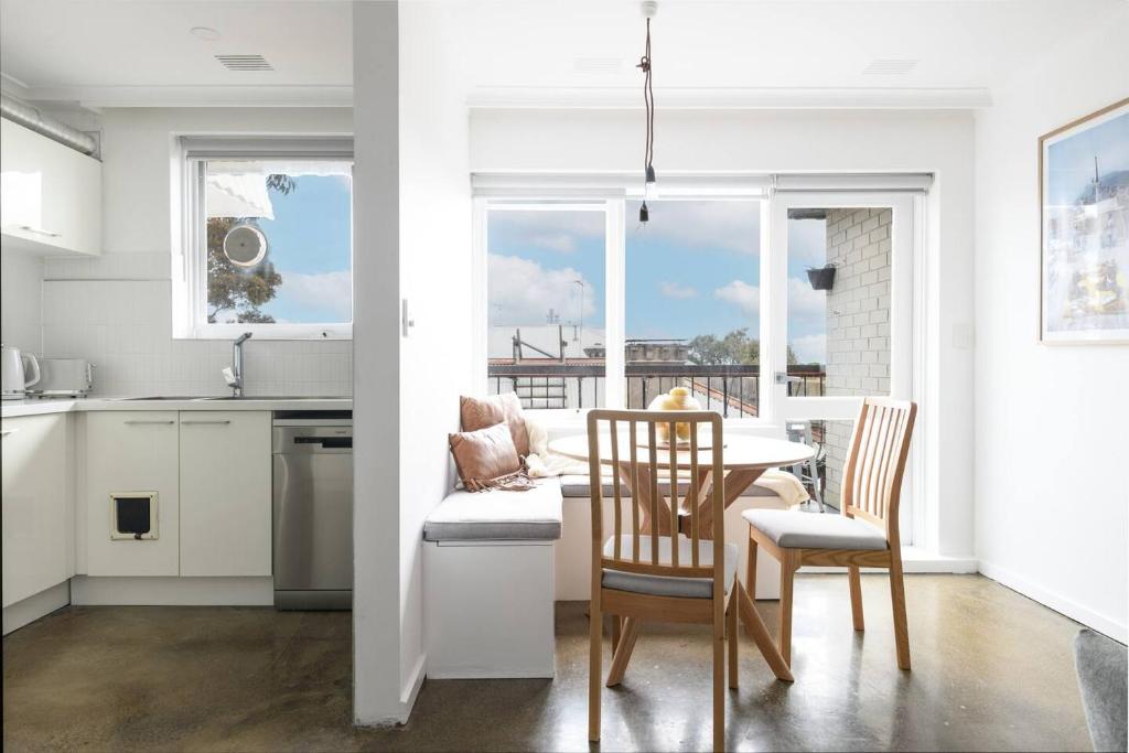 The Lookout - Sunny St Kilda Contemporary, Melbourne