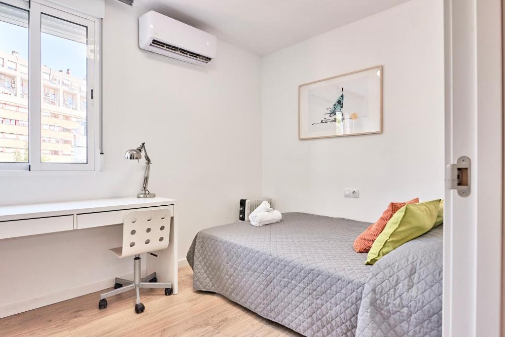 SPACIOUS, SUNNY FLAT BY CITY OF ARTS & SCIENCES - 5
