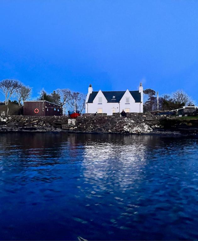 Carnmhor, Isle of Skye - Stunning 242 year old cottage on its own sea shore!, Breakish