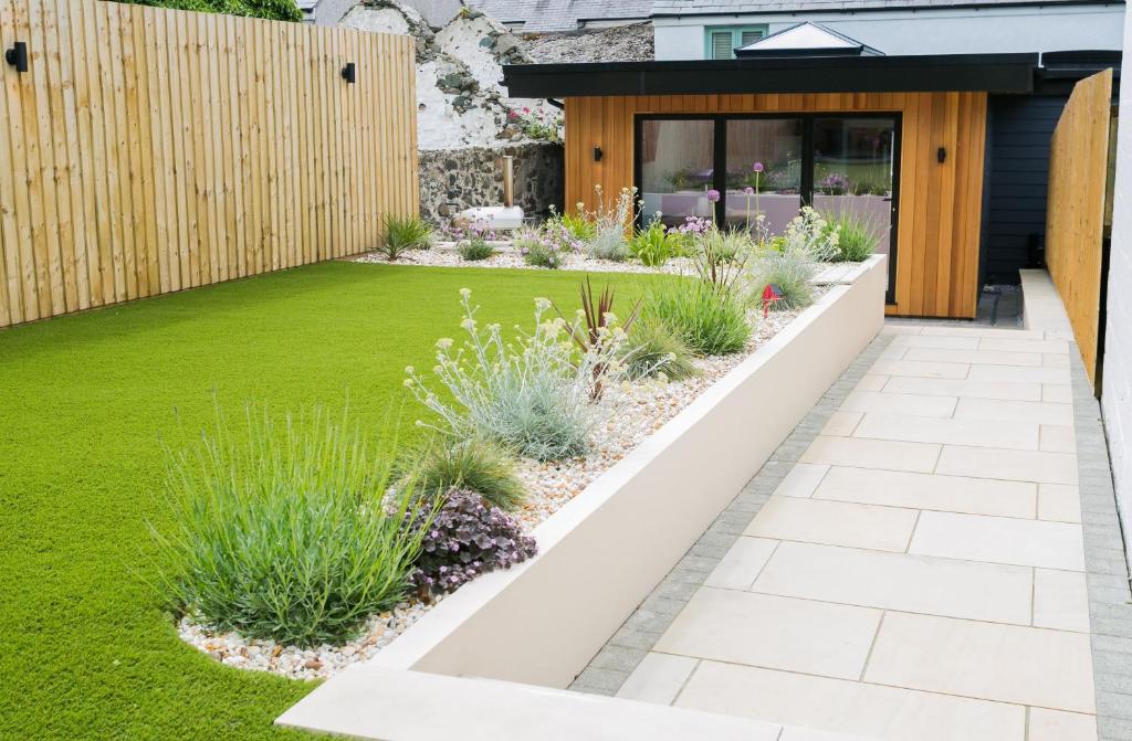 Cae Coch, Newborough