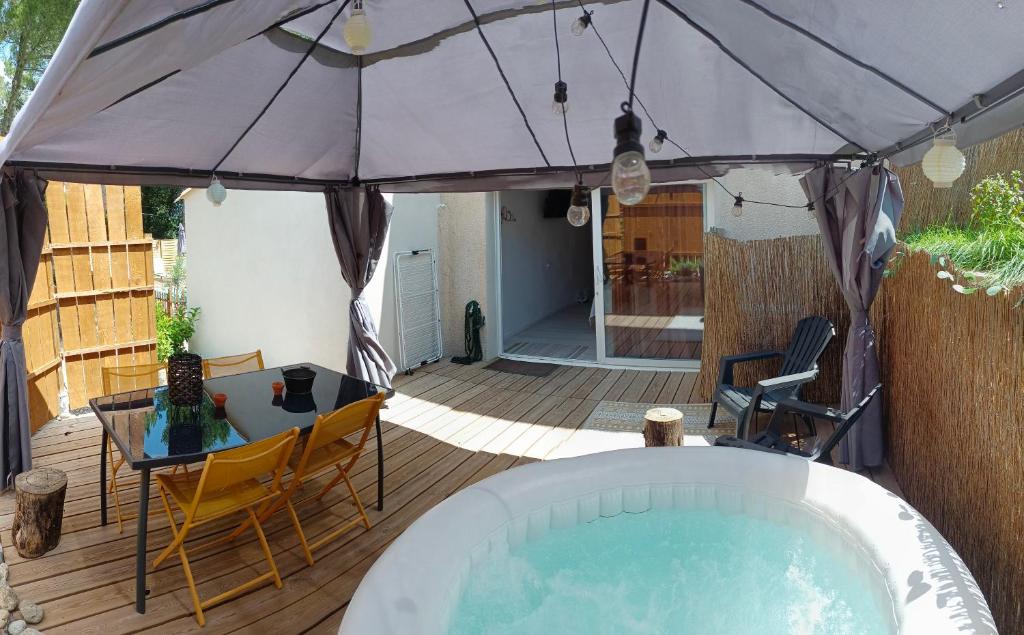 L'Entre Nous, piscine et jacuzzi privé - 1