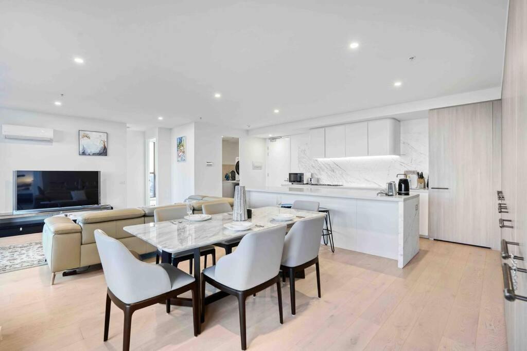 3 Bedrooms Apt in Glen Waverley central * parking, Glen Waverley