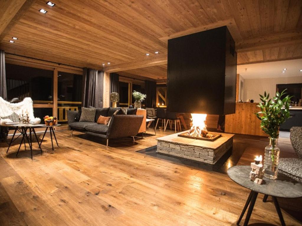 Chalet Luxueux 10 Pers. à Serre Chevalier - Terrasse, Local à Ski, Navette Gratuite - FR-1-762-18 - 2