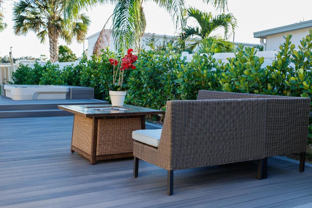 Stylish 2BR unit w/ hot tub 5 mins from the beach!, Bonita Springs