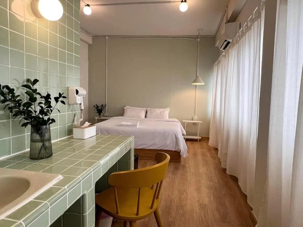 La Moon House, hotel in Salaya